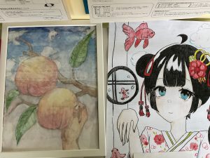 額に飾られた風景画や人物のイラスト画が展示されている写真
