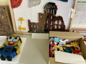 実際にある建物やキャラクターを模した制作が展示されている写真