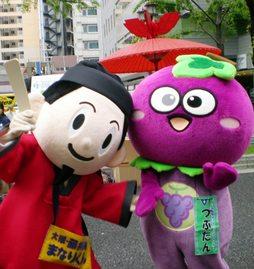 ポーズをとるつぶたんとまなりくんの写真