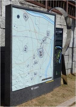 古市駅東広場内にある古市古墳群地形模型の写真