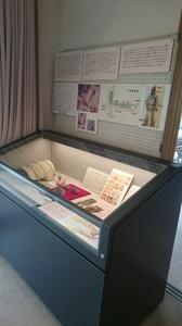 峰塚公園管理棟に展示されたレプリカの写真