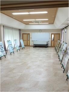 峰塚公園管理棟に置かれたタッチパネル端末の写真