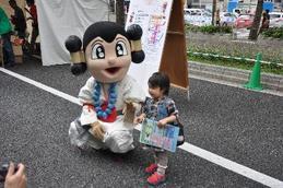 タケルくんと写真撮影をする子供の写真