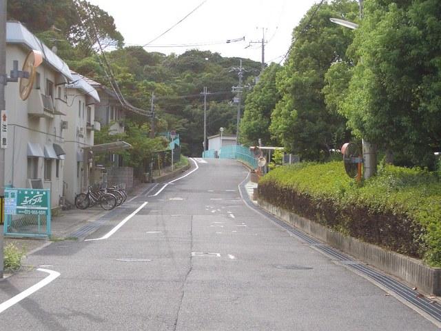 (写真)徐行してください。