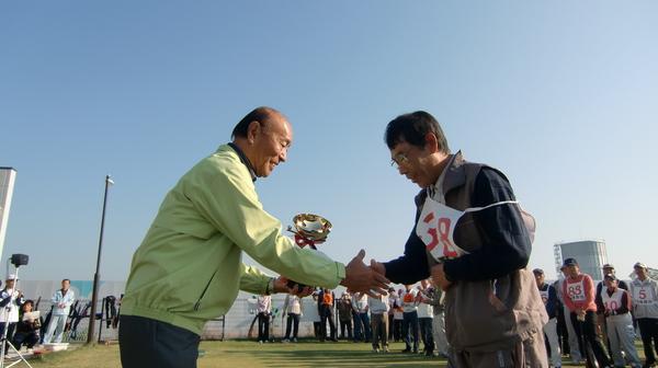 優勝カップの返還