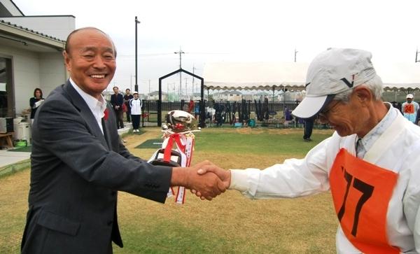 優勝カップの返還