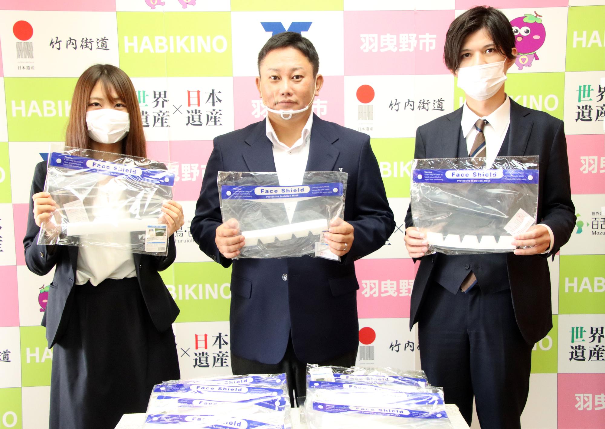 ソフトバンクはびきの古市山下店長と山入端市長とソフトバンク羽曳野野田店長
