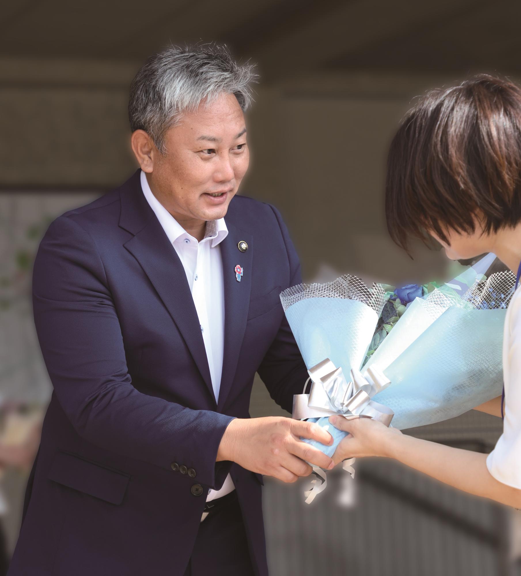 2期目初登庁花束を受け取る市長