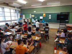 教室に着席している子どもたちや周囲に立っている子どもたちの写真