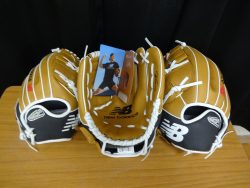グローブが机の上に3つ並べて置かれており、真ん中のグローブの上には大谷翔平選手の写真が添えられている写真