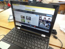 子どもたちがタブレットの画面越しに資料を発表している様子の写真