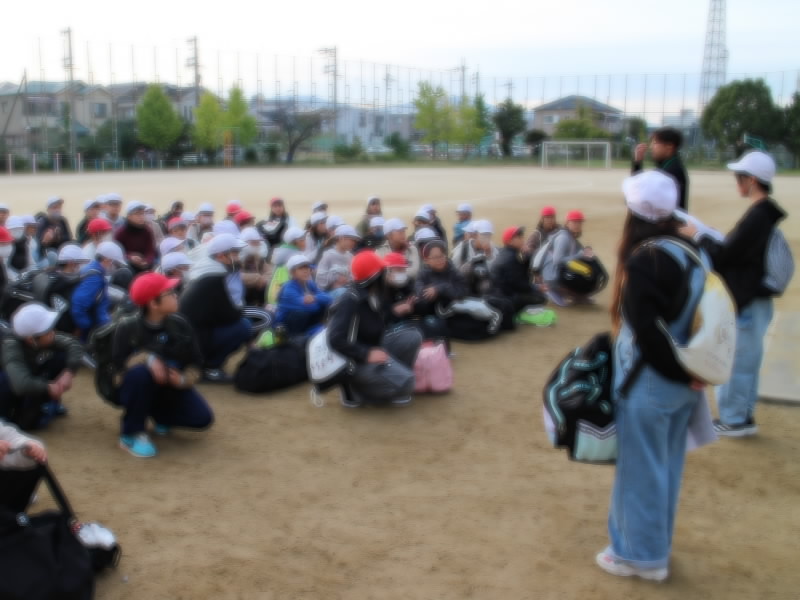 6年修学旅行出発式のようす