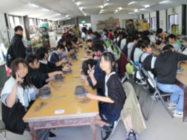 6年修学旅行手捏ね体験のようす