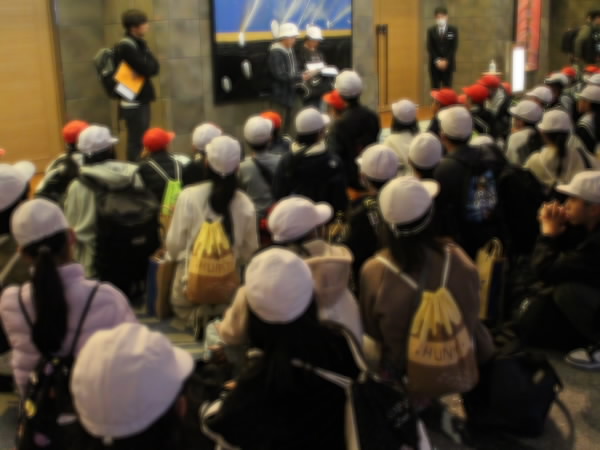 6年修学旅行入館式のようす