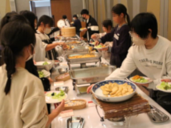 6年修学旅行夕食バイキングのようす