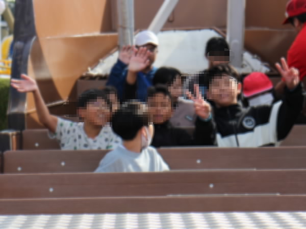 6年修学旅行ふれる船に乗っているようす