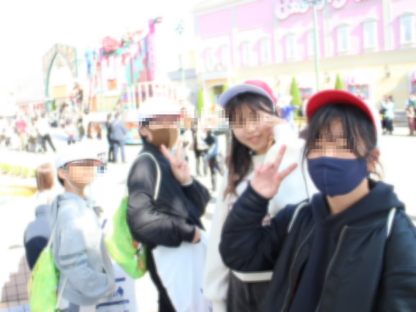 6年修学旅行パレードを背に