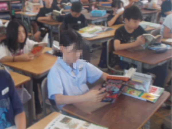 朝の読書のようす(5年)