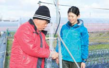 作業を教える師匠の東さんと、教わる北野さんの写真