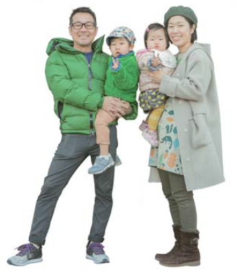 左から、息子を抱っこする小林のぶたかさん、娘を抱っこする由加里さんの家族写真