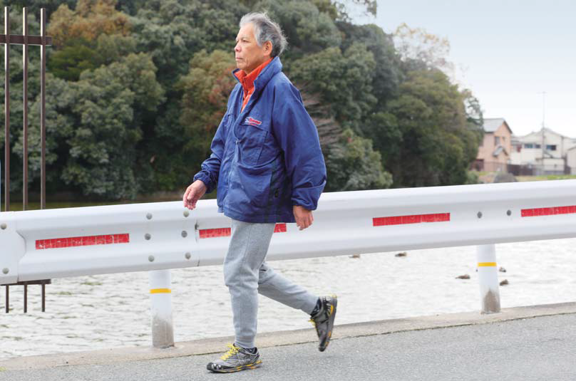 ウォーキングをしている岩田三郎さんの写真