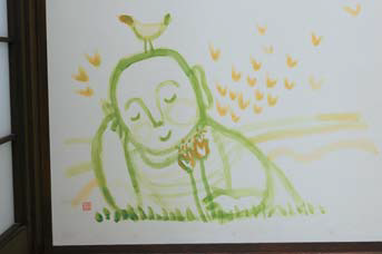 黄緑色で縁取られた鳥がやさしげな表情の人の頭の上にのっているイラスト