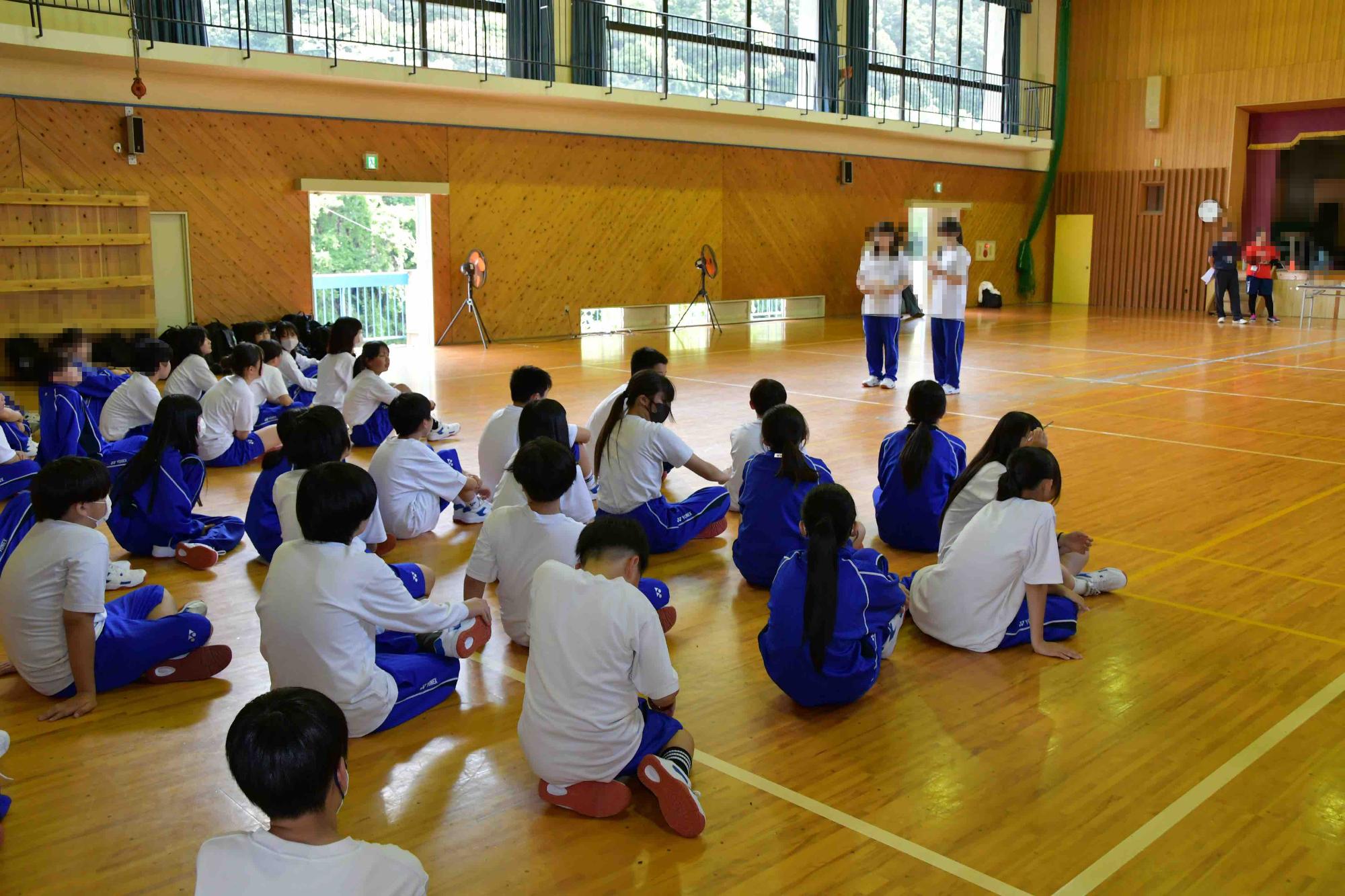 7年林間学習　体育館レク