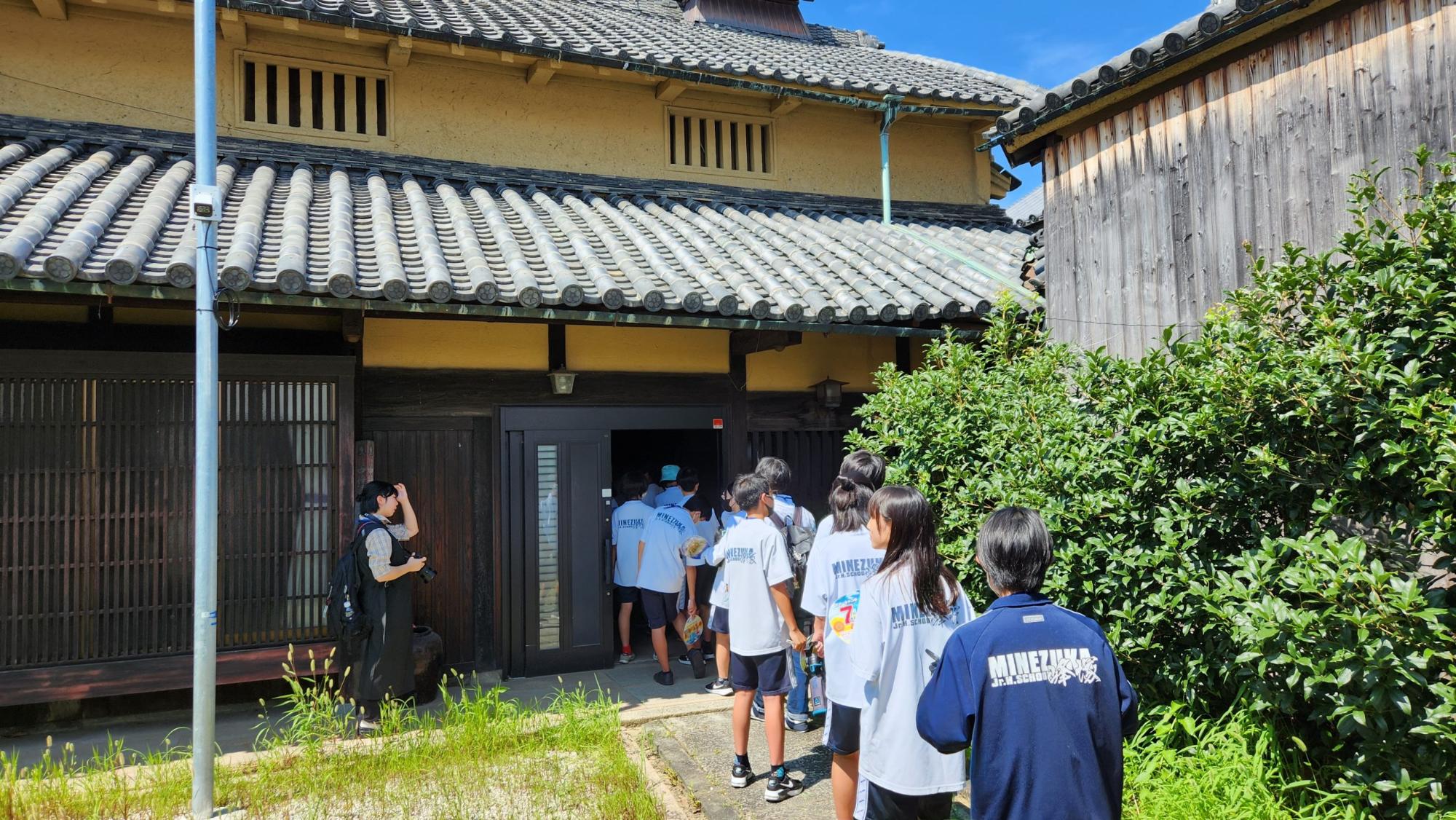 浅野家住宅の見学に訪れた2年SDGs委員会のメンバーが建物の入り口から入っていく様子の写真