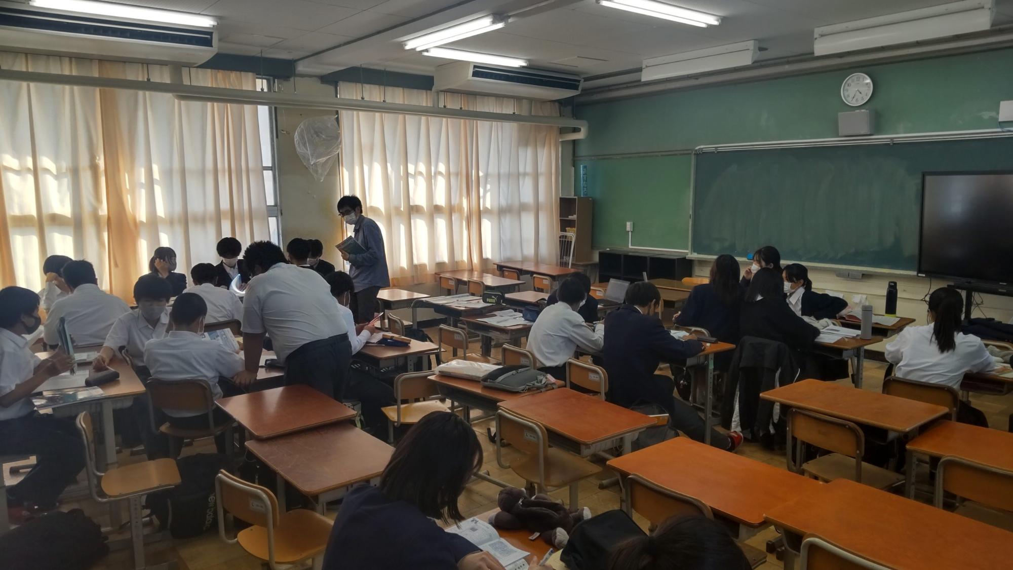 教室内でグループごとに集まって勉強したり、男性教師に聞いたりしている2年生のテスト前勉強会の様子の写真
