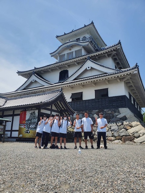 長浜城の前で男子生徒3名と女子生徒4名のグループが横一列に並んでいる記念写真