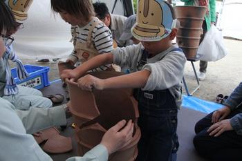グリーンフェスタはびきので土器を作る子供の写真