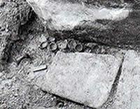 1号墳石棺と遺物の出土状況