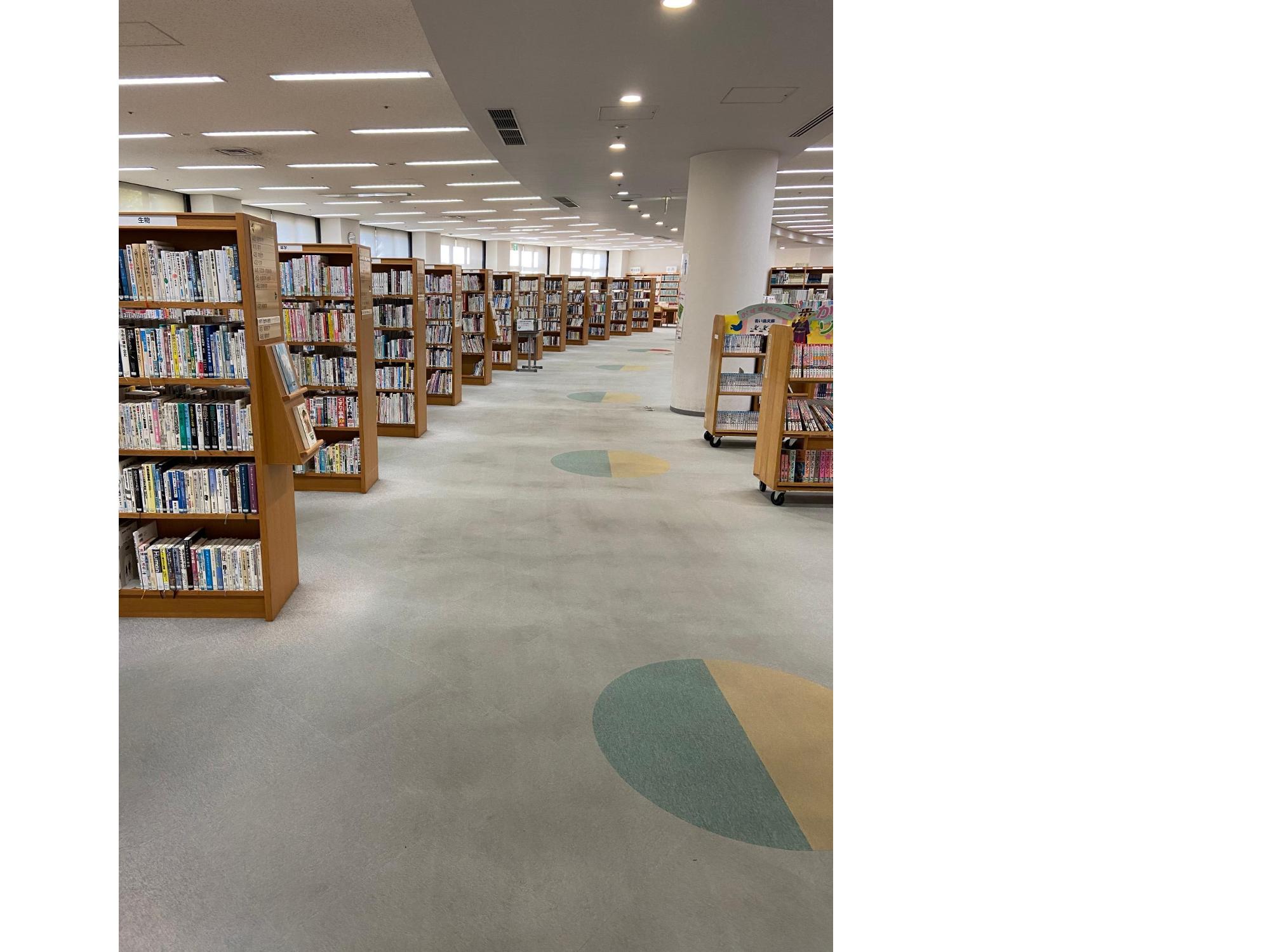 中央図書館開架フロアー