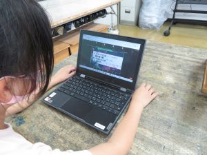 一人の 児童がタブレットの前に座っており、タブレットの画面には映像が写しだされているオンライン国際クラブOSAKAの様子の写真