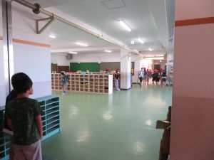 児童下足に男子児童が立ち、続々と登校してくる児童の皆さんに挨拶をしている様子の写真