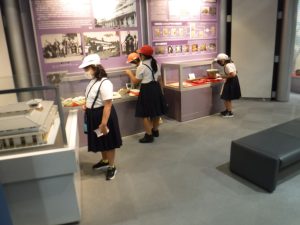 ショーケースに並んでいる展示物を覗き込むように鑑賞している子どもたちの写真
