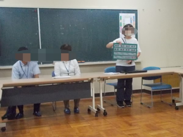 不審者対応訓練研修のようす