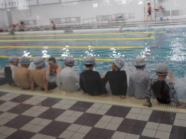 3年水泳学習のようす　水慣れ