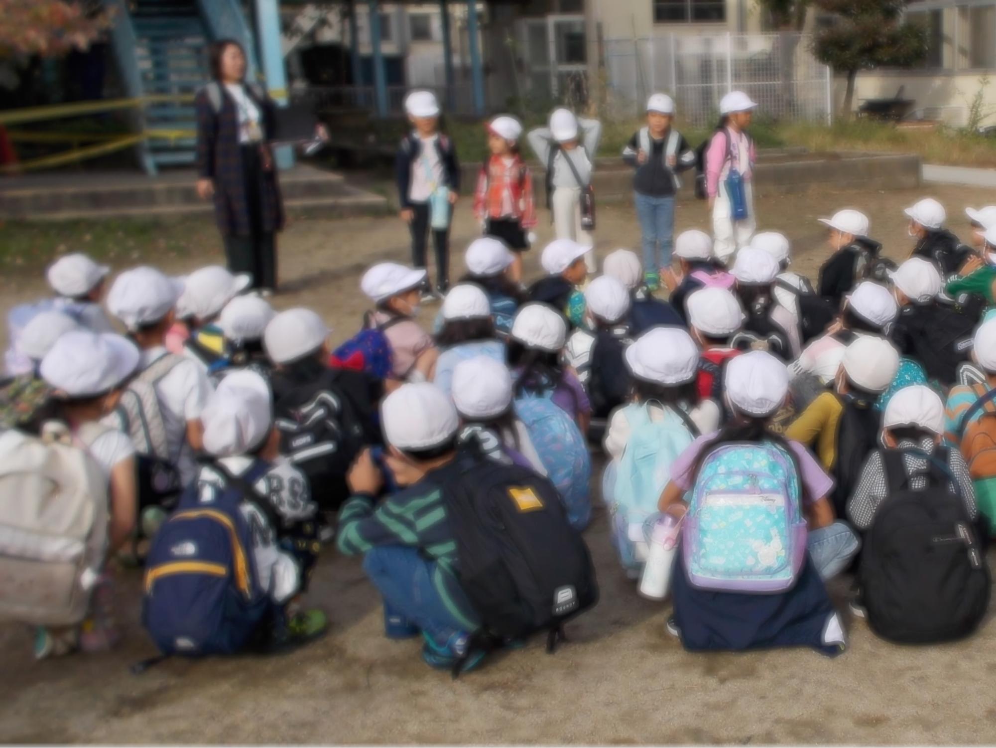 1年遠足出発のようす