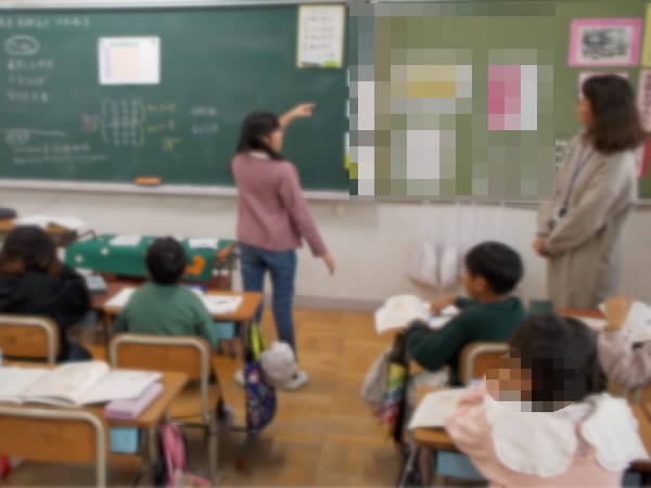 2年算数考え方を発表する児童のようす