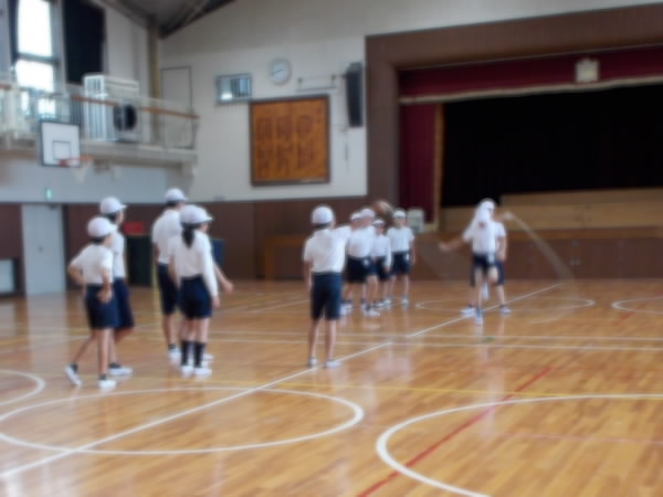 スポーツ委員会が長なわとびをしている