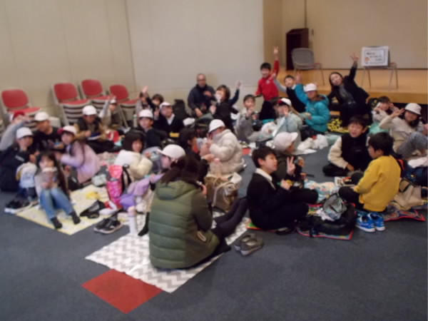 お弁当をたべる子どもたち