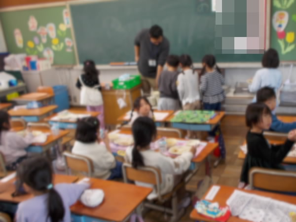 250416_1年給食のようす1