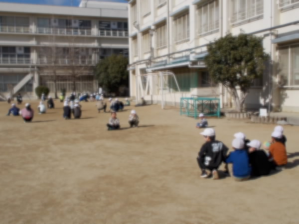 250128_しゃがんで放送を聞いているようす