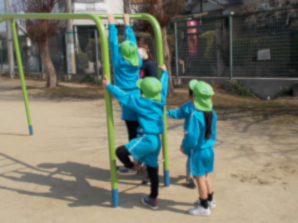 250227_うんていで遊ぶ園児