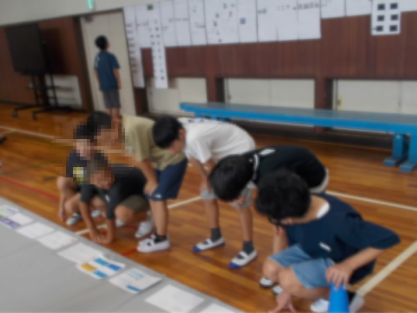 250829_作品展見学する6年生