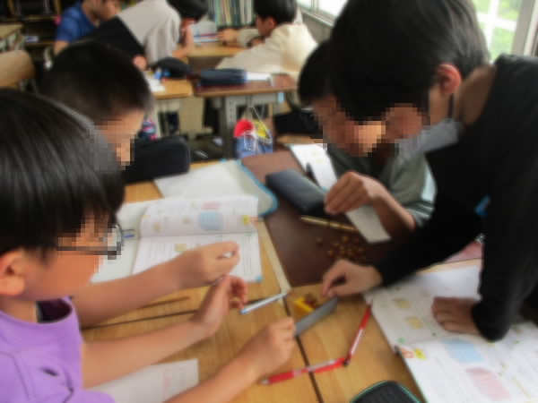 250424_5年算数で体積の学習をしているようす