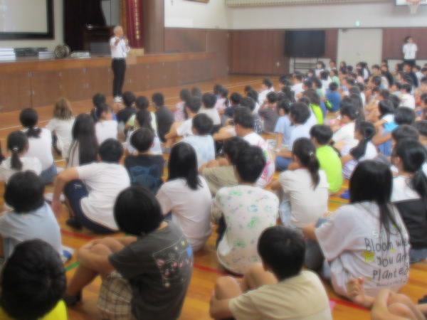 250827_始業式で校長先生の話を聞く子どもたち
