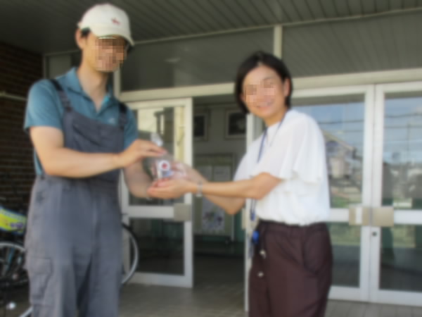 250916_いちじくを受けとる教頭先生
