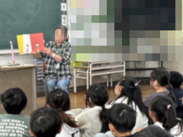 3年読み聞かせを聞いているようす